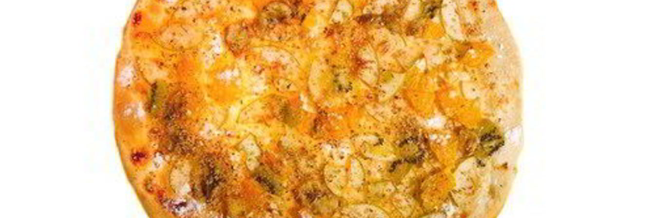 Пицца с копченой рыбой и кислыми яблоками