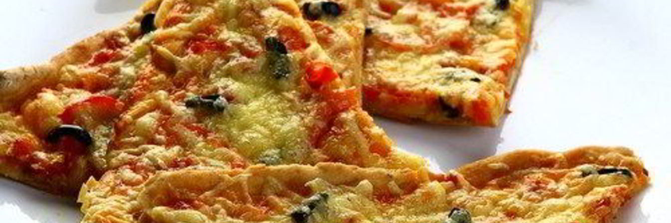 Пицца с копченостями и черносливом