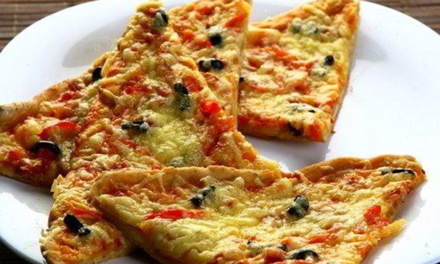 Рецепт пиццы с копченостями и черносливом