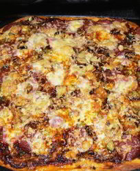 Пицца с копченостями