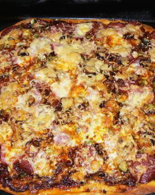 Пицца с копченостями