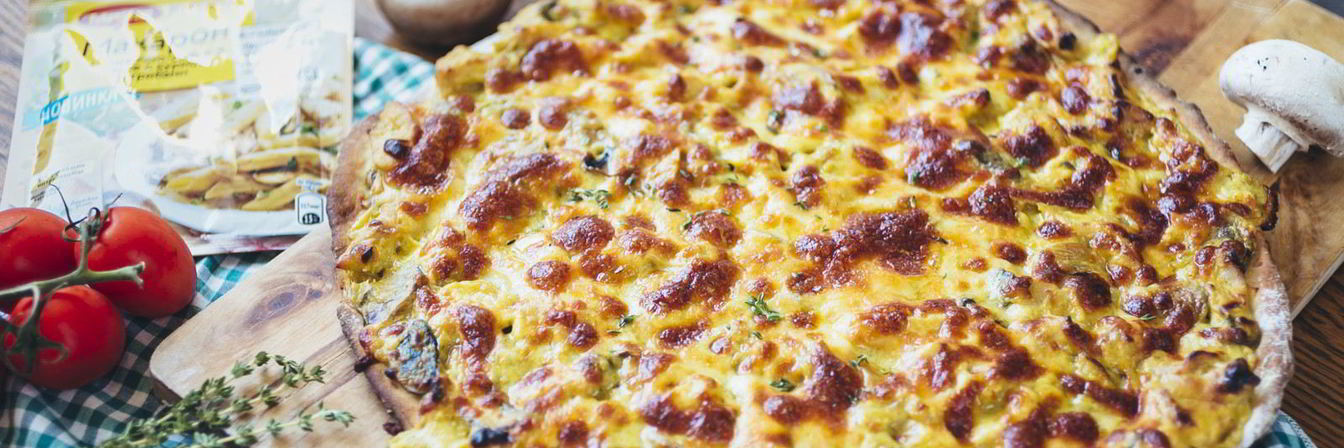 Пицца с куриной грудкой и грибами в сливочном соусе