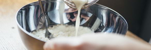 пицца с куриной грудкой и грибами в сливочном соусе