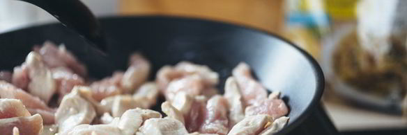 пицца с куриной грудкой и грибами в сливочном соусе