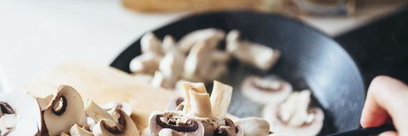 пицца с куриной грудкой и грибами в сливочном соусе