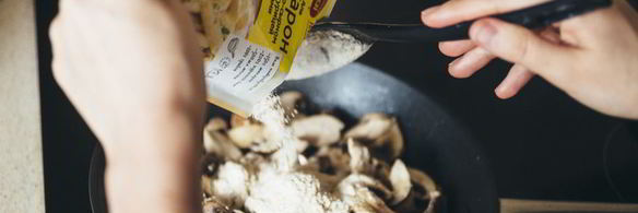 пицца с куриной грудкой и грибами в сливочном соусе