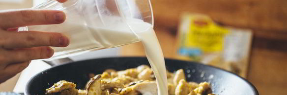 пицца с куриной грудкой и грибами в сливочном соусе