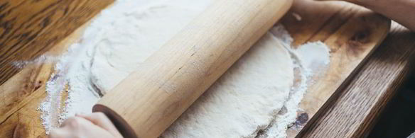 пицца с куриной грудкой и грибами в сливочном соусе