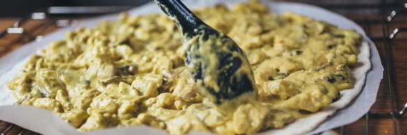 пицца с куриной грудкой и грибами в сливочном соусе