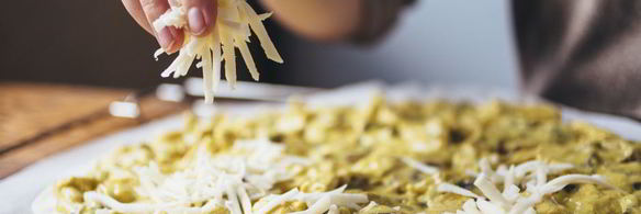 пицца с куриной грудкой и грибами в сливочном соусе