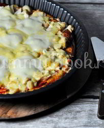 Пицца с курицей, грибами и ананасами