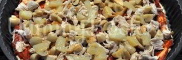 пицца с курицей, грибами и ананасами