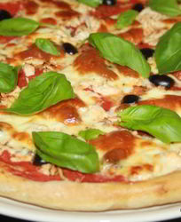 Пицца с курицей и маслинами