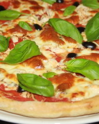 Пицца с курицей и маслинами