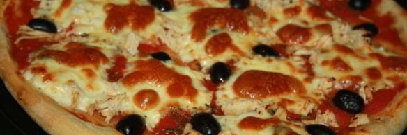 пицца с курицей и маслинами