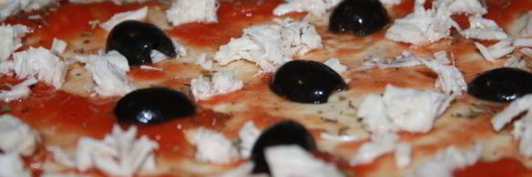 пицца с курицей и маслинами