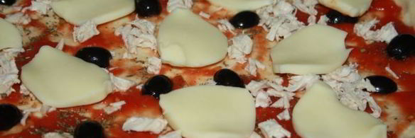 пицца с курицей и маслинами