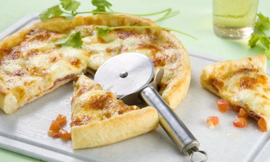 Рецепт пиццы с помидорами и салями