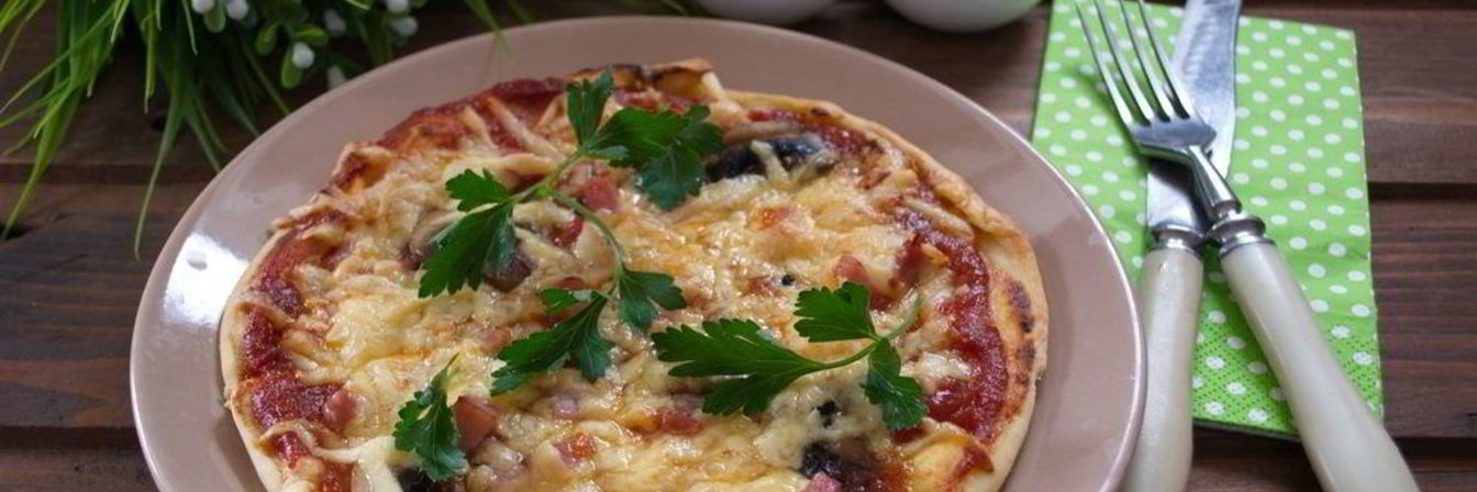 Пицца с шампиньонами, колбасой и сыром