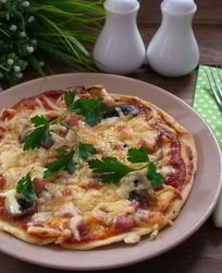 Пицца с шампиньонами, колбасой и сыром