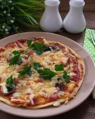 Пицца с шампиньонами, колбасой и сыром