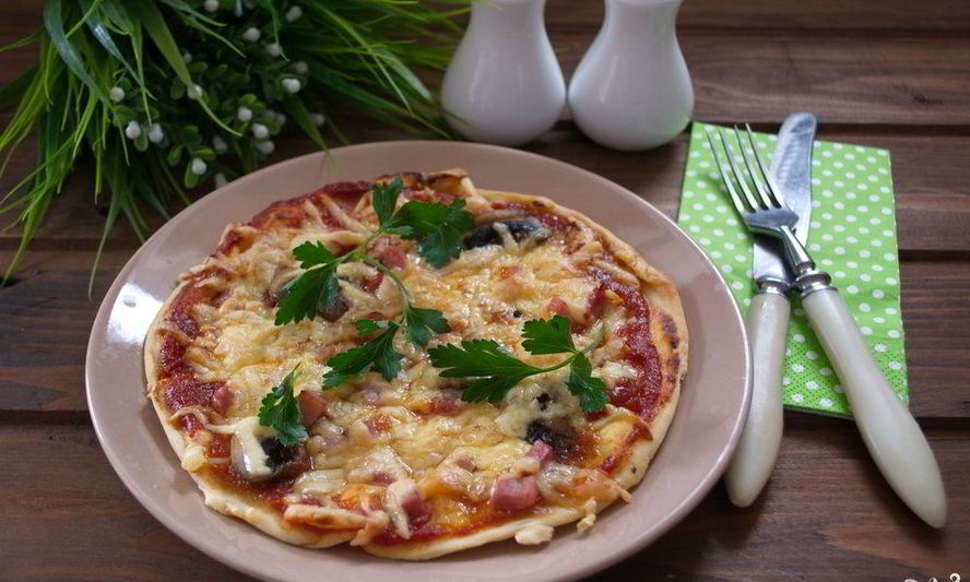 Рецепт пиццы с шампиньонами, колбасой и сыром