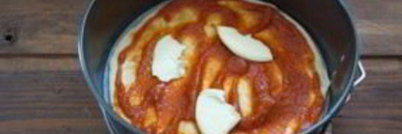 пицца с шампиньонами, колбасой и сыром