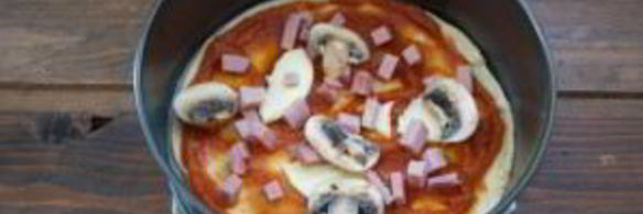 пицца с шампиньонами, колбасой и сыром