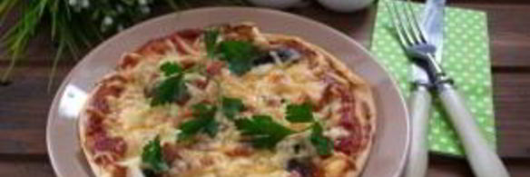 пицца с шампиньонами, колбасой и сыром