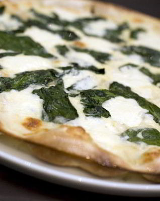 Пицца с шпинатом и моцареллой