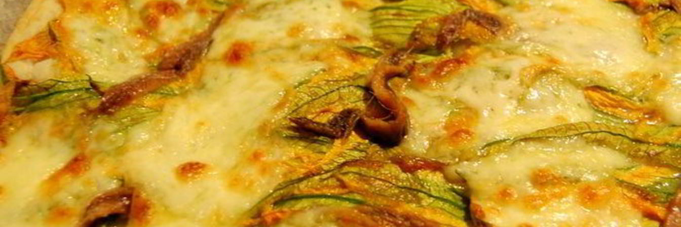 Пицца с цветками тыквы, анчоусами и моцареллой