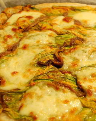 Пицца с цветками тыквы, анчоусами и моцареллой