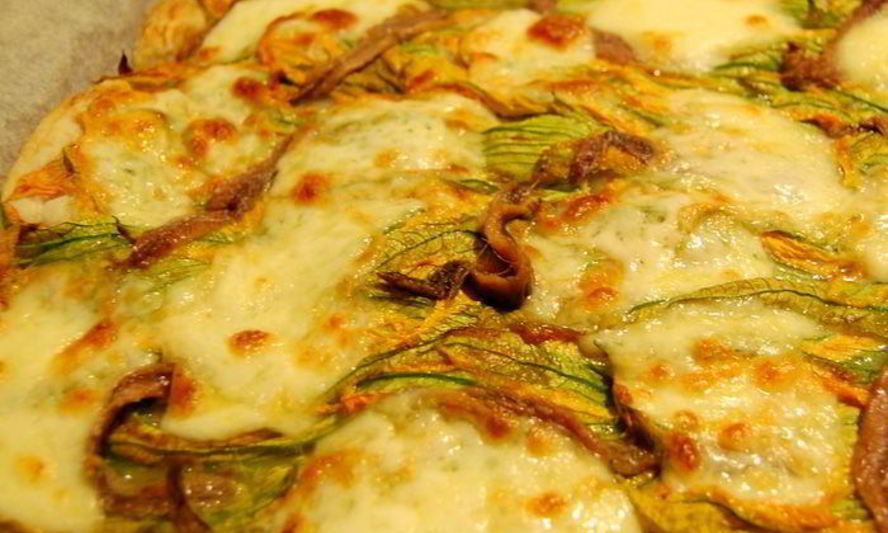 Рецепт пиццы с цветками тыквы, анчоусами и моцареллой