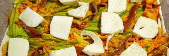 пицца с цветками тыквы, анчоусами и моцареллой