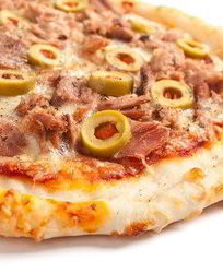 Пицца с тунцом и маслинами