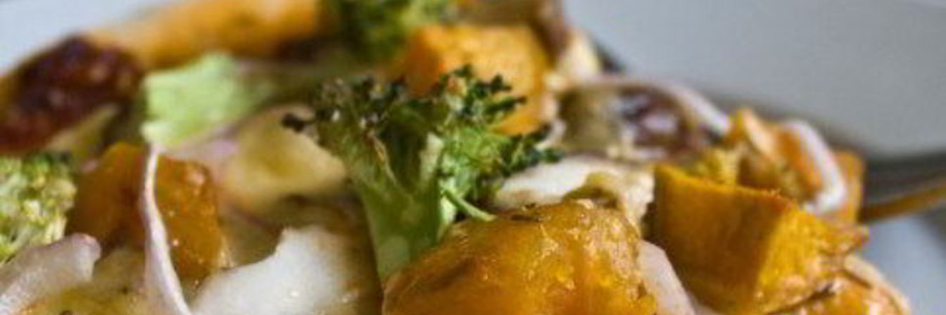 Пицца с тыквой, карамелизованным луком, горгонзолой и хрустящими жареными листьями шалфея