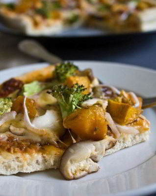 Пицца с тыквой, карамелизованным луком, горгонзолой и хрустящими жареными листьями шалфея