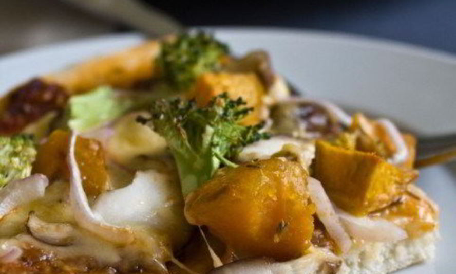 Рецепт пиццы с тыквой, карамелизованным луком, горгонзолой и хрустящими жареными листьями шалфея