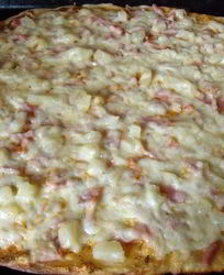 Пицца с ветчиной и ананасами