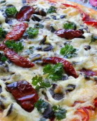 Пицца с вялеными томатами и брынзой