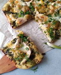 Пицца с зеленым соусом, курицей и моцареллой