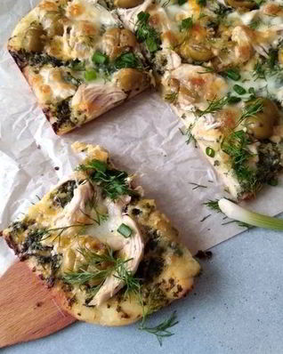 Пицца с зеленым соусом, курицей и моцареллой