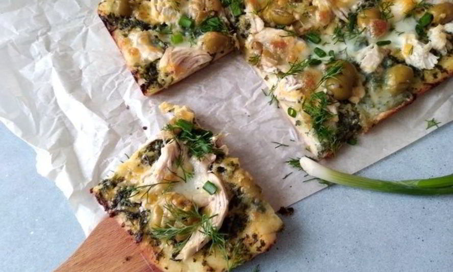 Рецепт пиццы с зеленым соусом, курицей и моцареллой