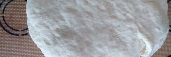 пицца с зеленым соусом, курицей и моцареллой