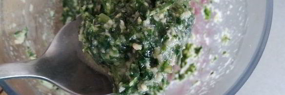 пицца с зеленым соусом, курицей и моцареллой