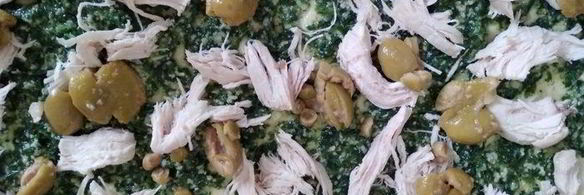 пицца с зеленым соусом, курицей и моцареллой