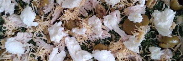 пицца с зеленым соусом, курицей и моцареллой