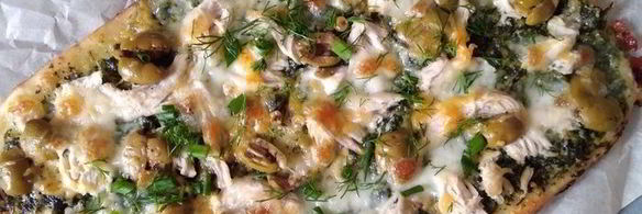 пицца с зеленым соусом, курицей и моцареллой