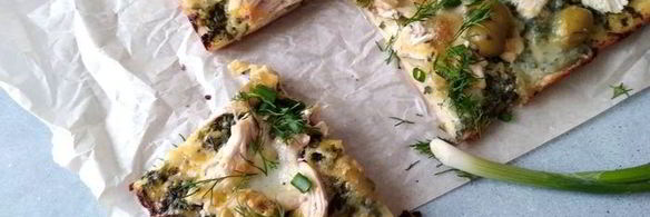 пицца с зеленым соусом, курицей и моцареллой