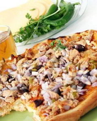 Пицца с жареной щукой и копченой мойвой